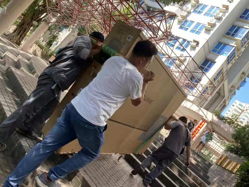 惊！海南土豪买100吋电视，苏宁用吊车运上17楼