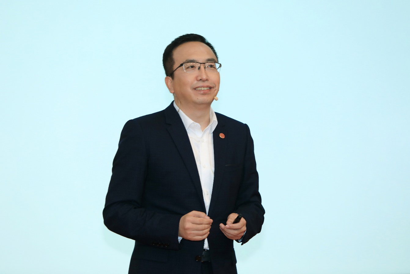 荣耀启动首届创意精英挑战赛，重金征召下一个手机界大卫奥格威