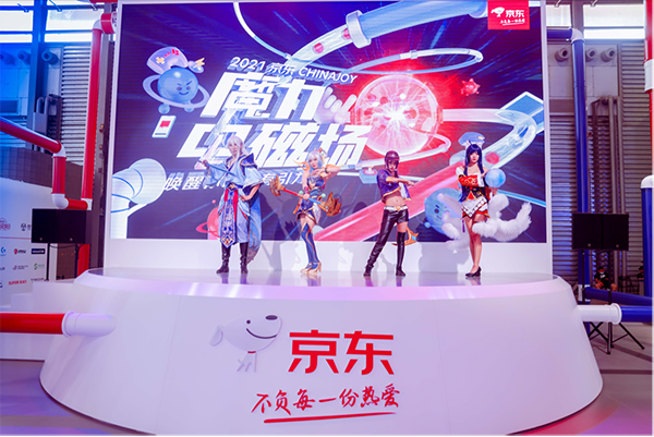穿汉服玩游戏，ChinaJoy京东手机展台中的这对老人成年轻网友羡慕对象