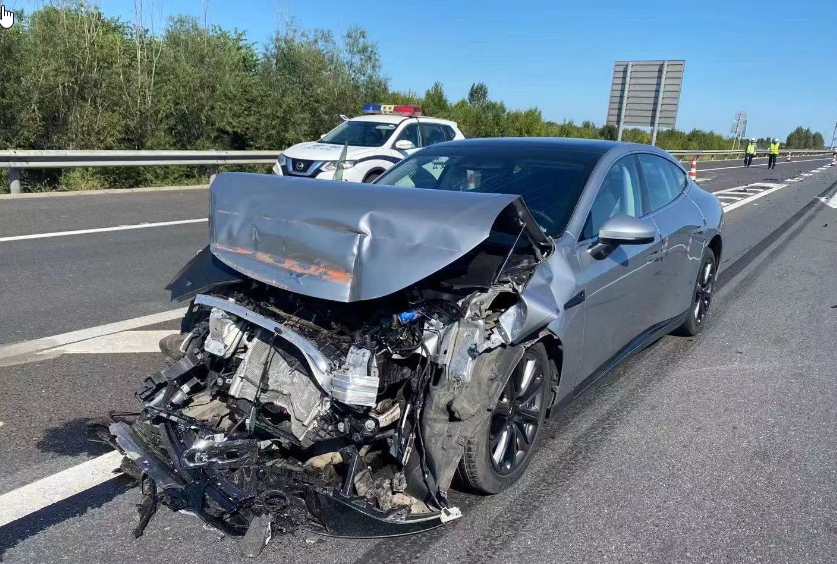 小鹏P7追尾货车  官方说明来了