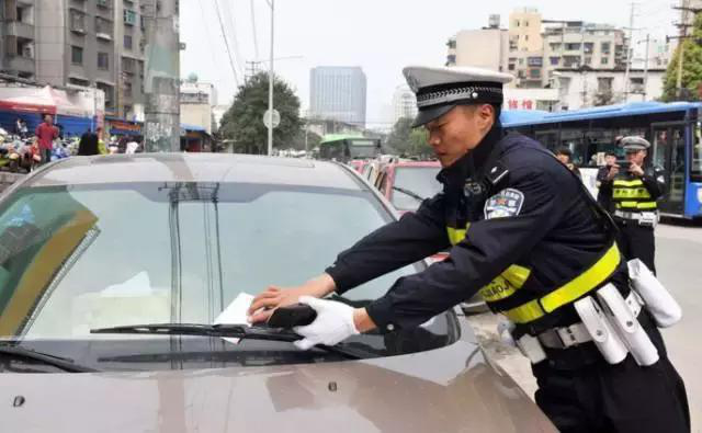 明明就停了五分钟 为什么就被交警贴条了