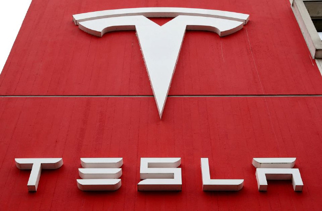 特斯拉遭 NHTSA 调查，宣布暂停汽车行驶时中控屏游戏功能