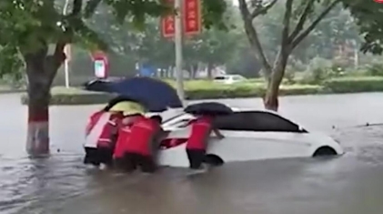 D:\zhangxueguang\Desktop\全部照片\物流小哥推车（把右上角新浪去掉）.jpg