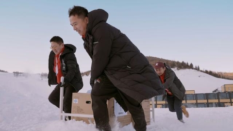 男人和女人站在雪地上描述已自动生成