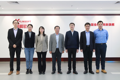 韩光总经理带领调研团参观了麒麟软件展厅,详细介绍了麒麟操作系统的发展历程以及市场布局情况。随后,朱晨从公司整体情况、市场发展现状、应用生态布局、现存问题与建议这四个方面对麒麟软件进行了全面介绍,深刻分析了国产操作系统市场的竞争格局、发展态势以及应用生态的当前发展和下一步计划。