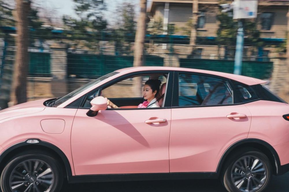 哪吒汽车聘请李莉担任体验大使