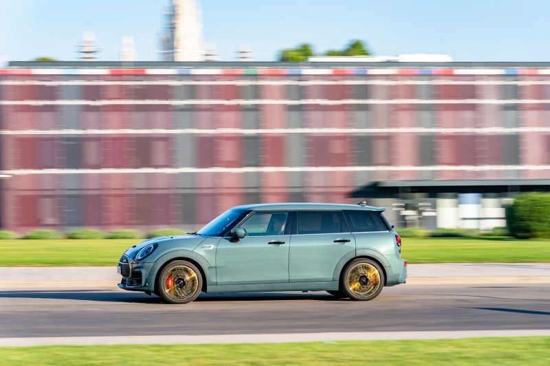 01. 自2024年起,BMW和MINI品牌将采用由 100%绿色电力生产的铸铝轮毂
