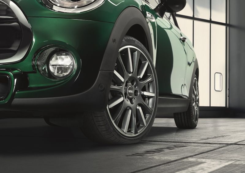 02. 自2024年起,BMW和MINI品牌将采用由 100%绿色电力生产的铸铝轮毂