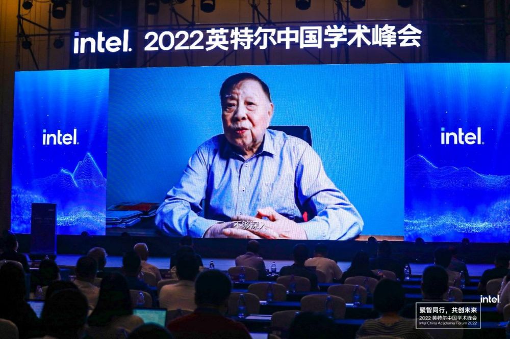 人在舞台上弹吉他低可信度描述已自动生成