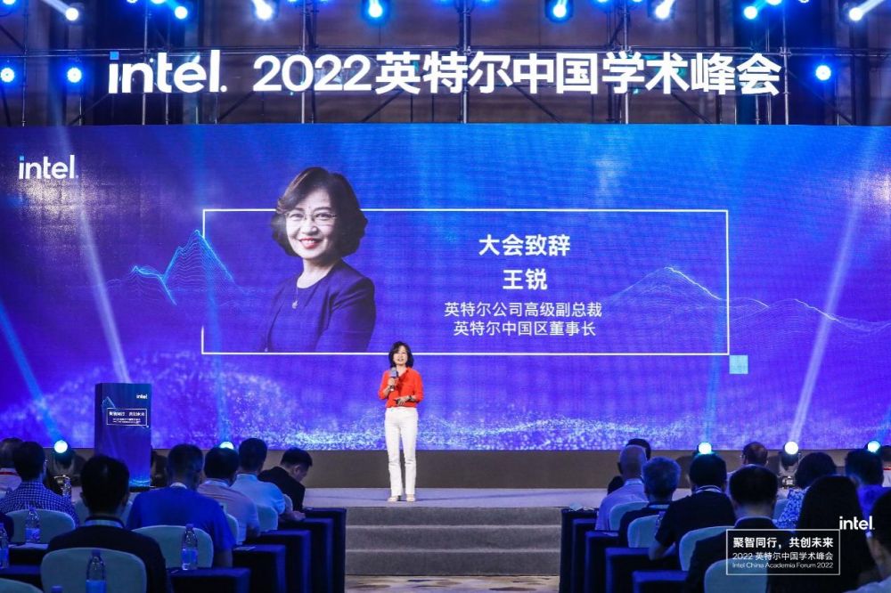 人在舞台上表演的几个人描述已自动生成