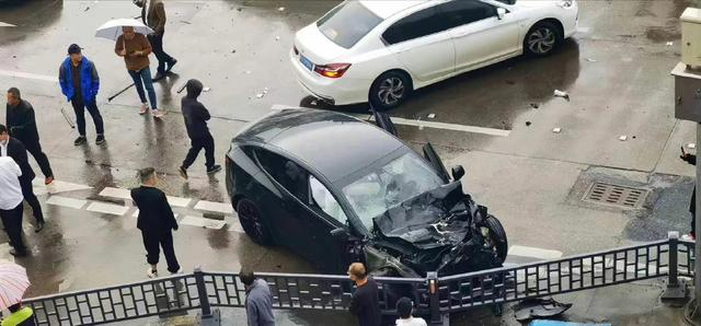 浙江台州一特斯拉Model Y失控连撞两车，致2死1伤