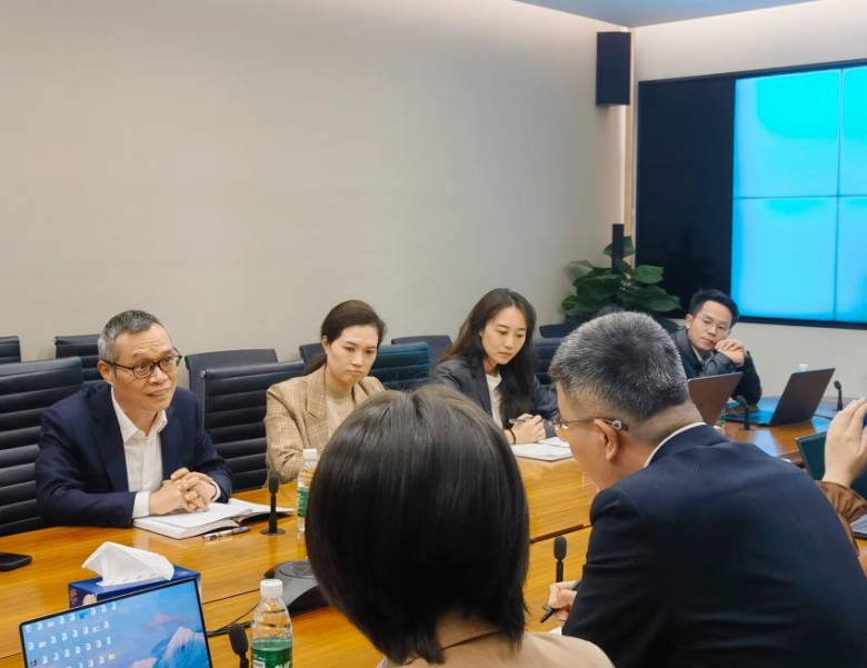 华润融资租赁有限公司副总经理吴涌海(左一)