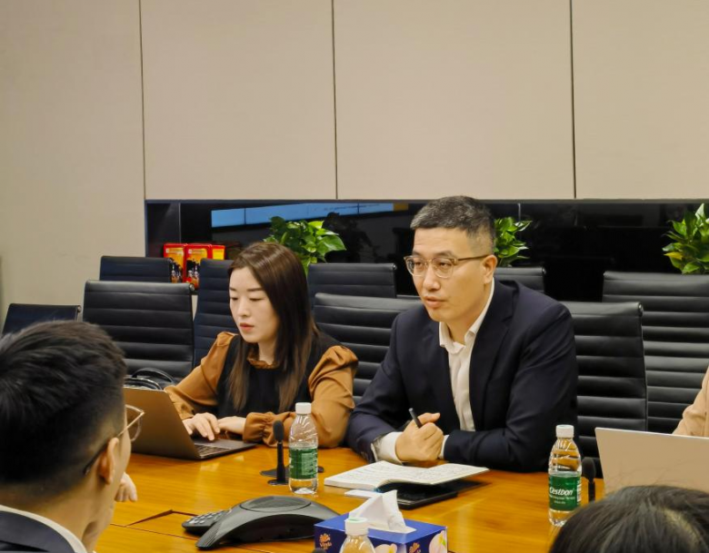 法大大销售中心总经理贾卫东(右一)
