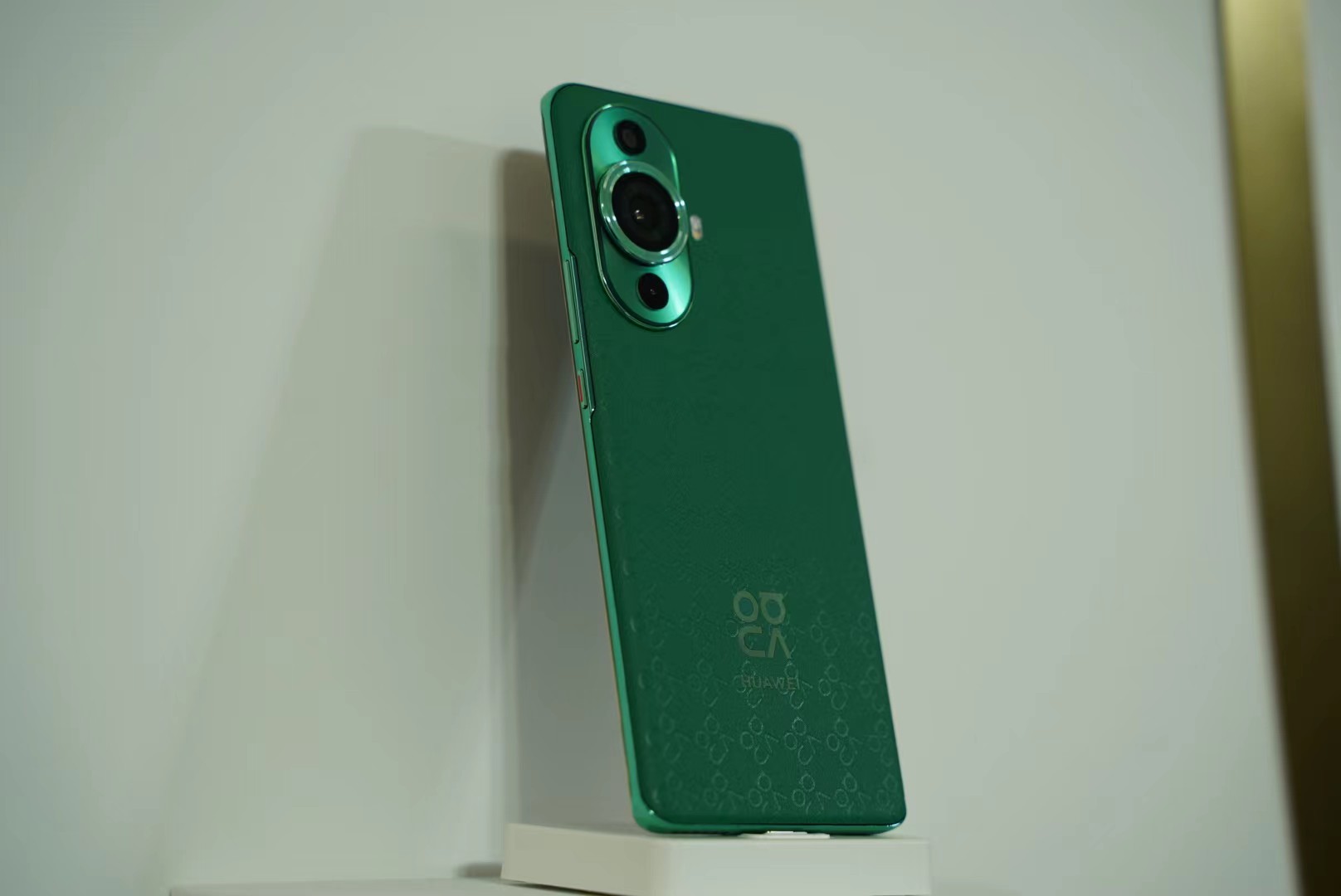 华为nova 11真机图赏：全新11号色+素皮压花工艺 颜值和质感拉满
