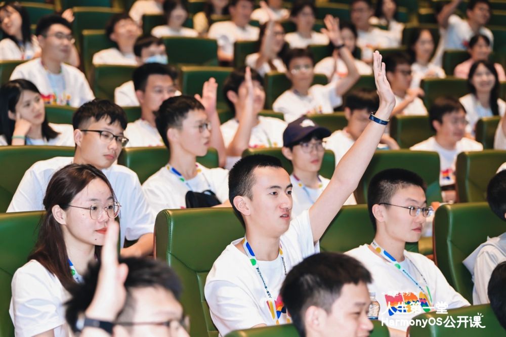 一群人正在听演讲描述已自动生成