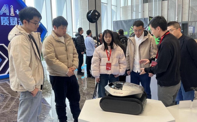 浪涌未来泳池机器人亮相“人工智能+”创新发展大会 展现庭院机器人赛道硬实力