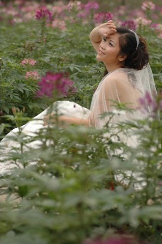 Photoshop简单三步修复暗灰的婚片(1)