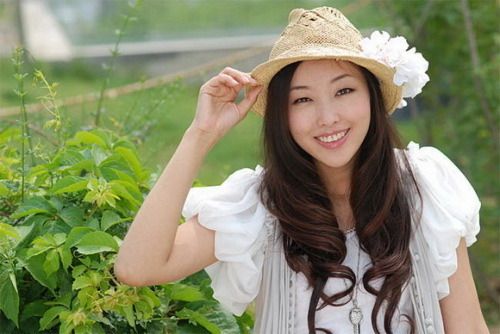 Photoshop为美女照片调出淡淡青黄色(1)