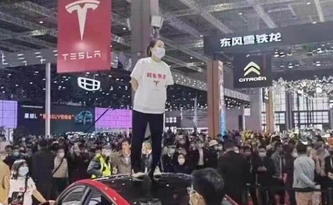 特斯拉车顶维权案终审完结 西安女车主再提出质疑