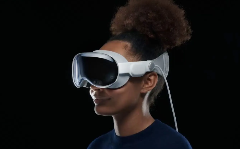 苹果暂停下一代高端头显研发，侧重2025年发布更平价Vision Pro