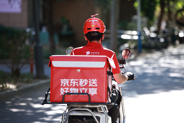 京东成为外卖业内首个为骑手实施五险一金权益保障的平台