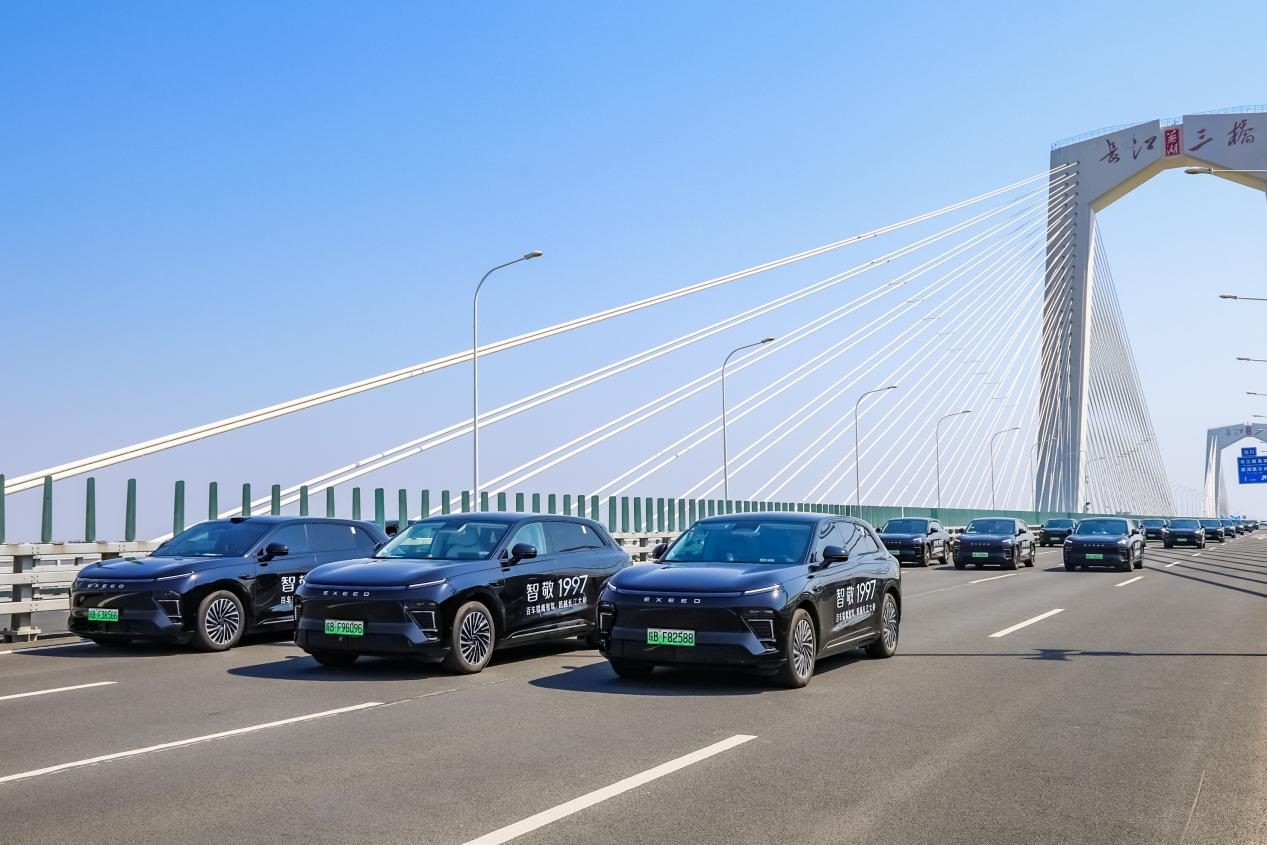 奇瑞汽车宣布2025年全系新车均将搭载猎鹰智驾系统