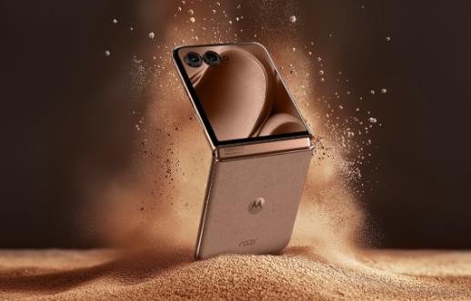 潘通2025年度流行色抢鲜体验！联想moto razr 50 Ultra摩卡慕斯全球首发