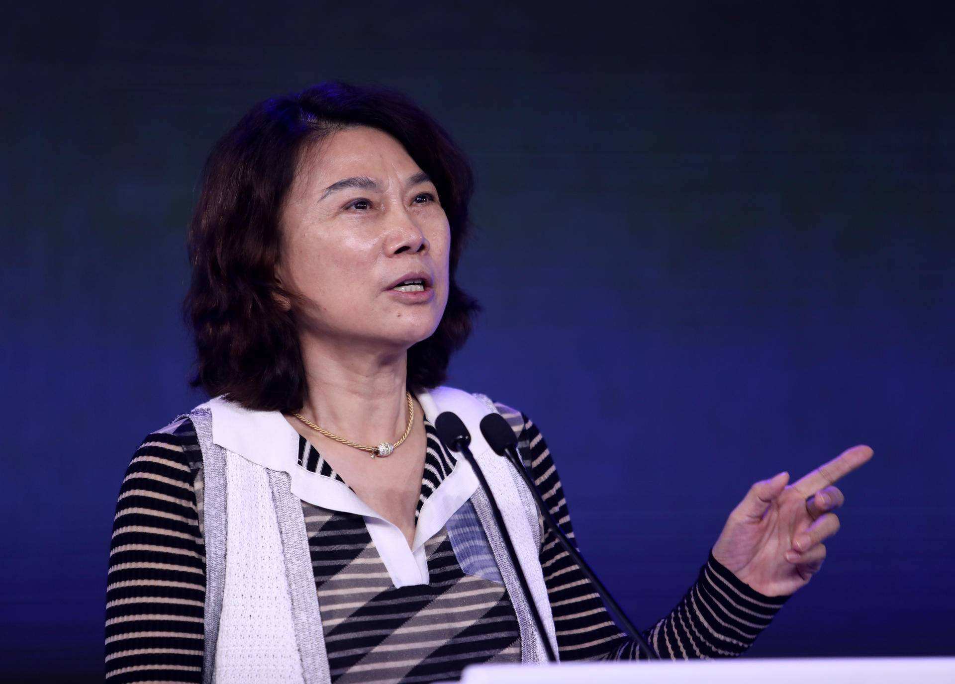 董明珠怒斥其他企业来格力挖人：几乎每个企业都挖过，成群结队在我们这挖