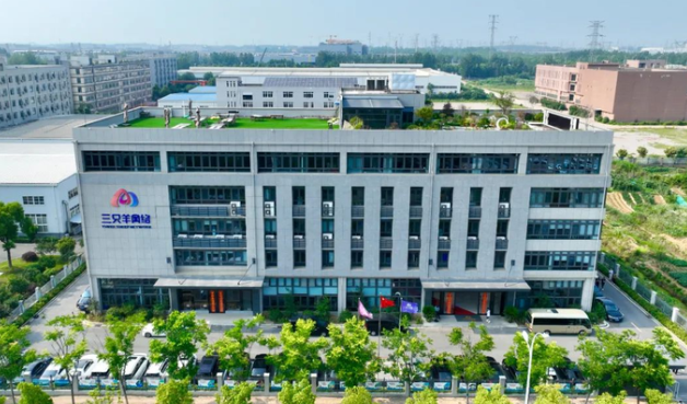 三只羊东部中心大楼招牌被拆，小杨哥用小号直播被举报