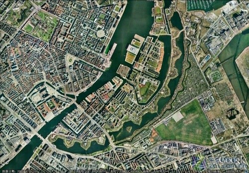 位于丹麦西兰岛东部,隔着厄勒海峡和瑞典重要海港马尔默遥遥相对