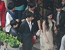 刘亦菲与王力宏拍封面形同陌路 男助理提裙摆不尴尬