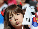 韩国女球迷难以接受惨败 失控痛不欲生