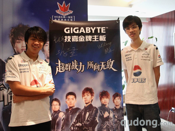 king和sky在展架上签名留念