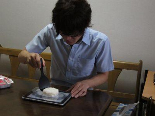 人体盛宴已过时 变态饮食iPad当餐盘