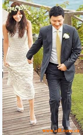 有“台湾第一美女主播”之称的侯佩岑已与4月中旬与黄伯俊在巴厘岛完婚，晋升为已婚的美女主播。黄伯俊(KenHuang)，花旗环球证券销售交易员，2009年8月才刚从瑞银证券跳槽到新公司，年薪高达1300万元台币，在外资证券业很活跃，是个典型ABC，长年在澳洲念书、喜欢冲浪，个性开朗，外资圈的朋友喜欢以“阳光男孩”来形容他。