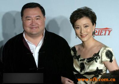 杨澜作为内地最有权势和影响力的女主播。丈夫是大名鼎鼎的阳光媒体投资事业集团创始人、香港亚洲电视营运总裁、博纳投资咨询公司主席吴征吴征，夫妻二人共同把阳光传媒打造成了极具影响力的媒体，这场婚姻也让杨澜在收获了爱情和家庭之外，也得到了不少的财富。吴征1966年11月出生于上海，父亲是教育心理学教授。母亲是中学语文老师。祖父吴凯声是民国时期上海著名大律师。吴征先后就读于复旦大学、法国萨伏大学，获美国卡尔文-斯多克顿学院工商管理学士、华盛顿大学国际关系硕士学位、复旦大学国际政治关系博士学位。吴征先生是阳光媒体投资