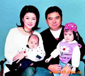 在台湾，卢秀芳可谓人尽皆知。记者出身的她至今已有近20年工作经验，她所主持的东森新闻台晚6点到8点的新闻直播，收视率相当高。内地观众熟悉卢秀芳，应该是在连(战)宋(楚瑜)内地行新闻采访中，连战的“和平之旅”，卢秀芳不但随行采访，还和中央电视台主持人白岩松一道播新闻。卢秀芳出生在台湾省台北，她老公是国民党大佬、台湾前“行政院副院长”徐立德的儿子徐志奕，可谓嫁入豪门。