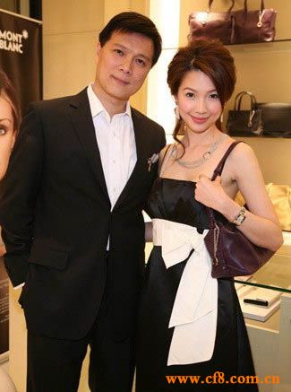 林书炜，1975年生，世新大学传播管理学系毕业，曾经历华卫电视台专题记者、真相新闻台记者、SETN新闻部主播与中天新闻台主播。曾担任《中天书坊》、《今夜哪里有问题》等节目主持。现往电视与影像方面发展。丈夫为比其大17岁蔡诗萍。25岁开始交往，27岁结婚，毕竟她所工作的环境，大部分的媒体工作者都结婚得很晚，很多人30、40岁以后才成家；交往一年后，她获得一个很好的工作机会──到香港凤凰电视台去工作。这是一个可遇不可求的机会，她几乎有6、7成的决心要接受这个工作了。可是蔡诗萍反应比较激烈，他认为分隔两地很难再