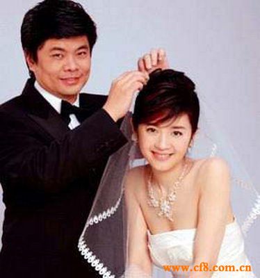 许戈辉老公丁健，曾是亚信科技董事长，07年初，丁健卸任了亚信科技的CEO，转型成为战略投资者，是中国十位最有价值的40岁以下新生代企业家之一。在美女主播许戈辉与IT精英丁健结婚和度蜜月等一系列幸福的背后，有另一个女人和两个孩子的眼泪。据称，丁健为了与许戈辉结婚，不惜与共患难的前妻离婚，且丁提出离婚时，最小的孩子才5个月；而许、丁两人之所以选择远赴南非结婚，某种程度上是怕婚礼上遇到尴尬……