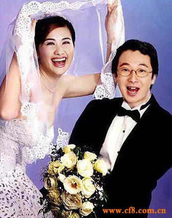 吴小莉出生于台湾省一个外省籍家庭，如今是凤凰卫视当家女主播，吴小莉的老公是来自台湾的民歌手周秉钧，周秉钧花了很长时间和心思才追到了吴小莉。周秉钧出生于台湾，天生是个具有幽默细胞的人，他从小喜欢音乐，大学时就作词作曲出歌碟，曾是小有名气的校园歌手，也是女生眼里的大众情人。他大学毕业后就到美国加州大学洛杉矶分校读MBA，最后绕了地球大半圈才来到香港发展，从事投资银行工作。