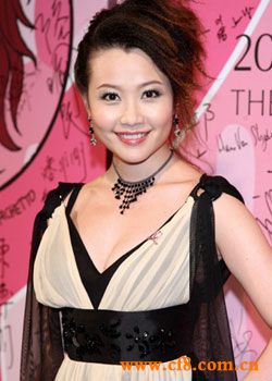 寇乃馨是台湾大学校花，追求者甚多，曾和常立欣拍拖长达5年，并踏入订婚，但后来分手。自2007年底与台湾知名音乐人黄国伦传出绯闻；2008年中，两人关系转为半公开；2009年3月30日，与黄连袂上节目接受专访，提及两人有结婚意愿，2010年3月19日被爆料已于2009年11月在耶路撒冷结婚，并与2010年3月22日召开记者会承认。