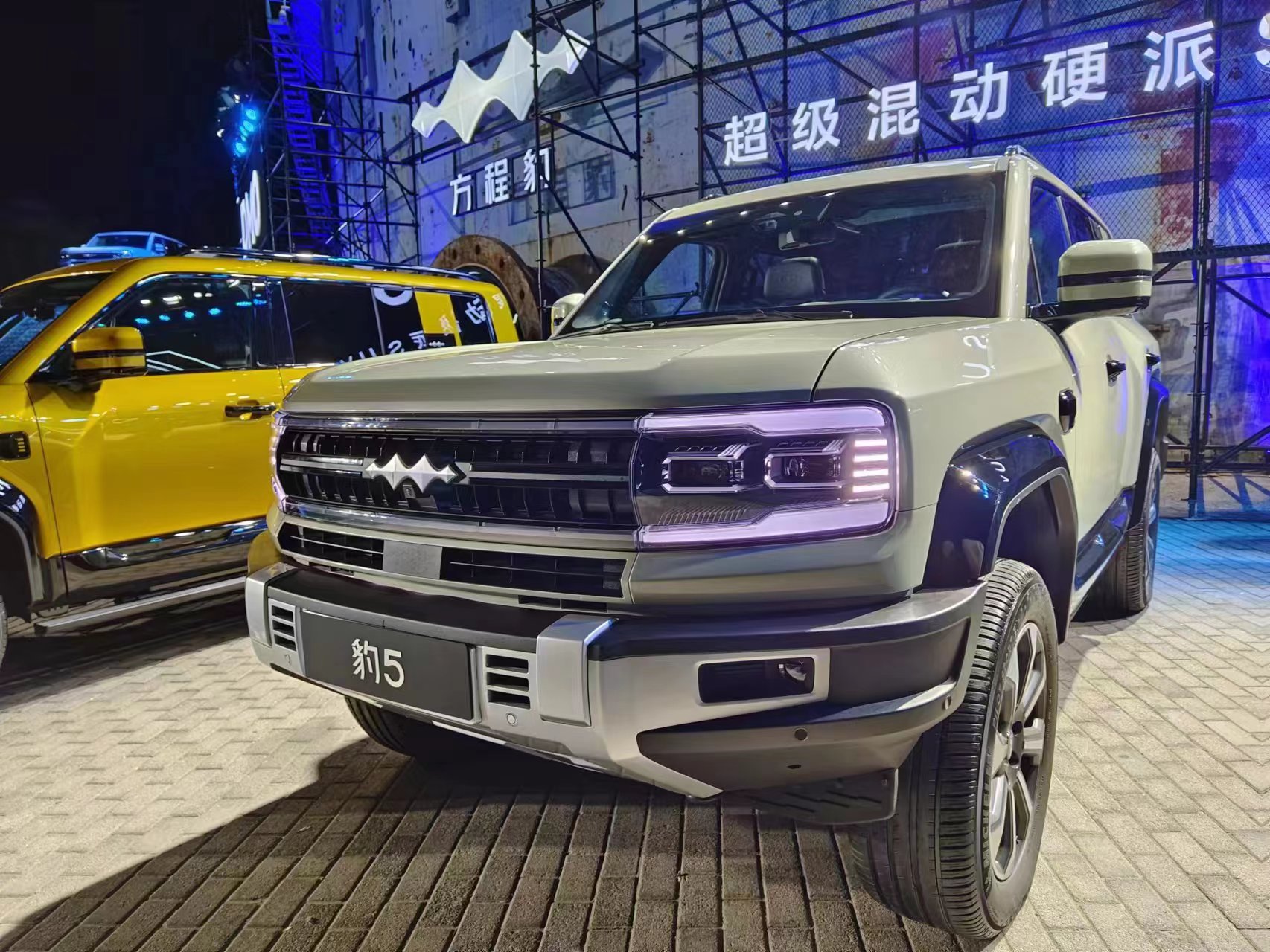 昨夜今晨：比亚迪旗下方程豹首款车型豹5发布 何小鹏与余承东AEB之战已“握手言和”