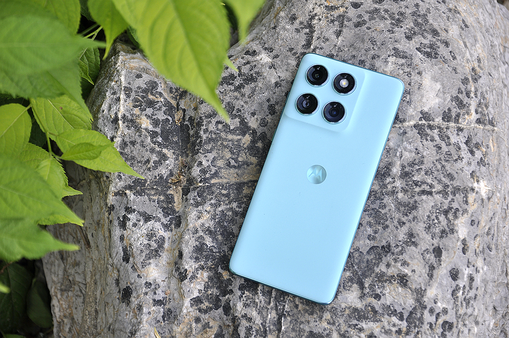 联想moto edge 60s图赏：当超薄机身遇上冰川薄荷 遇见属于这个初夏的清新