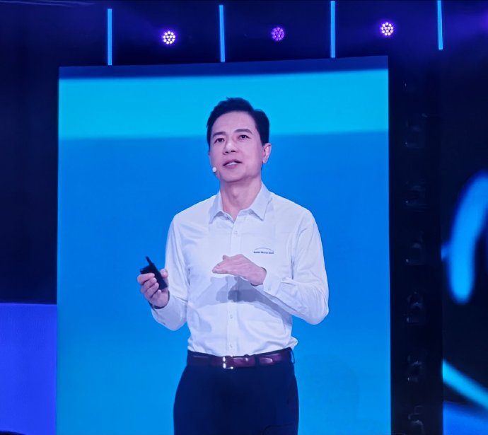 百度世界大会｜李彦宏：AI内化原生能力成生产力 产业结构转向倒金字塔