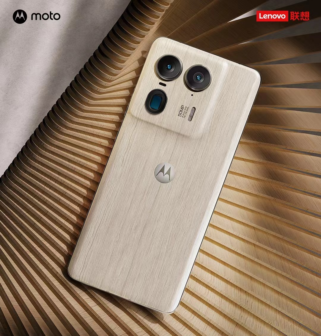 顶级硬件规格+小天AI智能伴侣 联想首款AI手机moto X50 Ultra发布