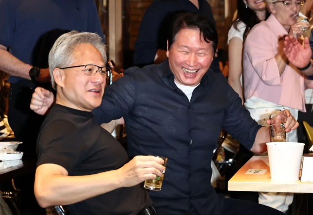 黄仁勋预警内存短缺将持续数年，英伟达携手SK集团破局AI算力瓶颈