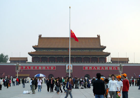 特写:天安门广场下半旗哀悼地震遇难者(组图)
