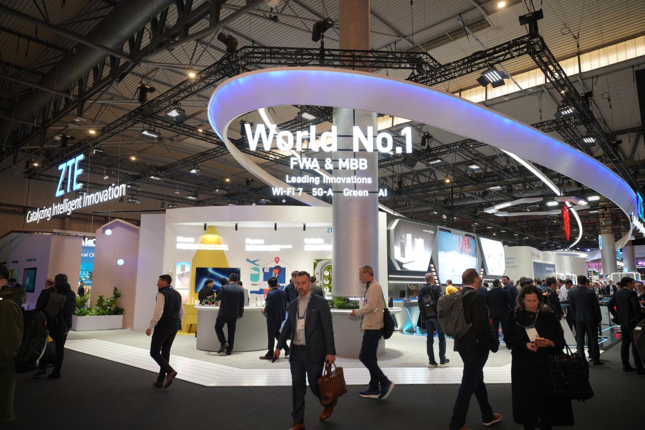 中兴通讯系列终端亮相MWC25巴塞罗那  AI、裸眼3D、5G-A展创新实力