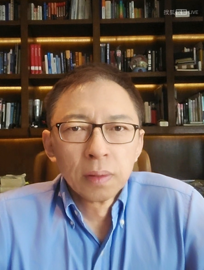 澳洲鲨鱼袭人再夺命？美国绿卡新政要求申请者离境办理？《张朝阳的英语课》分享国际热点
